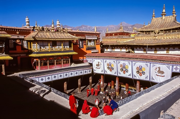 Những ngôi đền và tu viện là điểm đến thu hút du khách khi tới Tây Tạng.