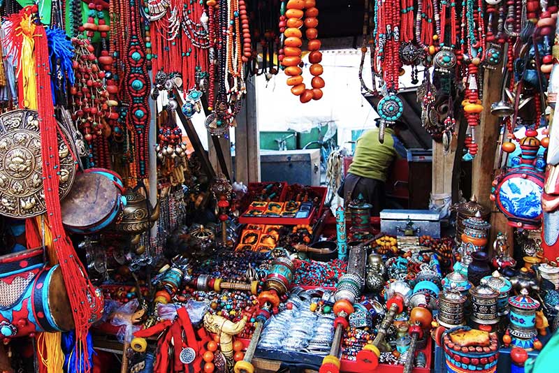 Những gian hàng nhiều màu sắc cũng là điểm đặc biệt thu hút tại Tây Tạng.
