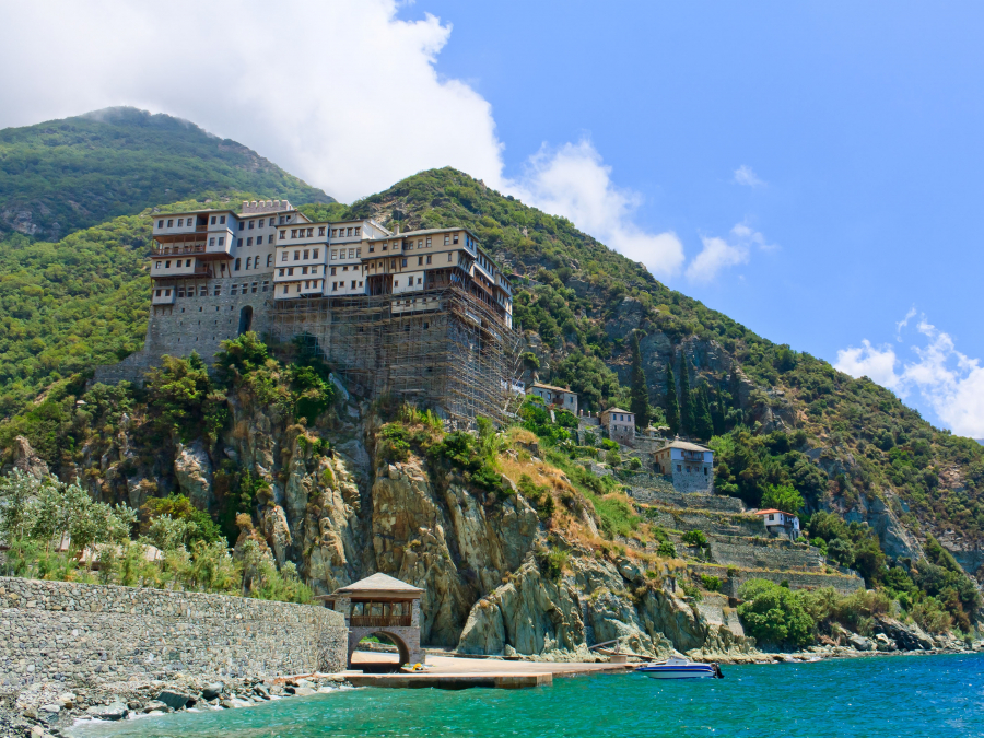 Núi thiêng Athos là nơi sinh sống của cộng đồng Kito giáo lâu đời nhất thế giới.