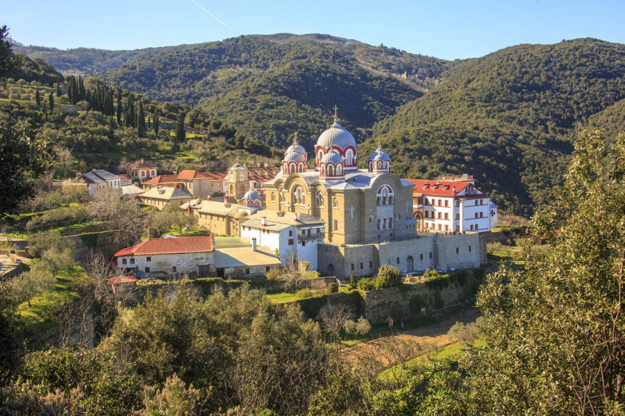 Vào năm 1045, núi thiêng Athos chính thức trở thành tu viện quốc gia, bởi Hoàng đế Byzantine thời bấy giờ đã trao quyền tự trị cho vùng núi này.