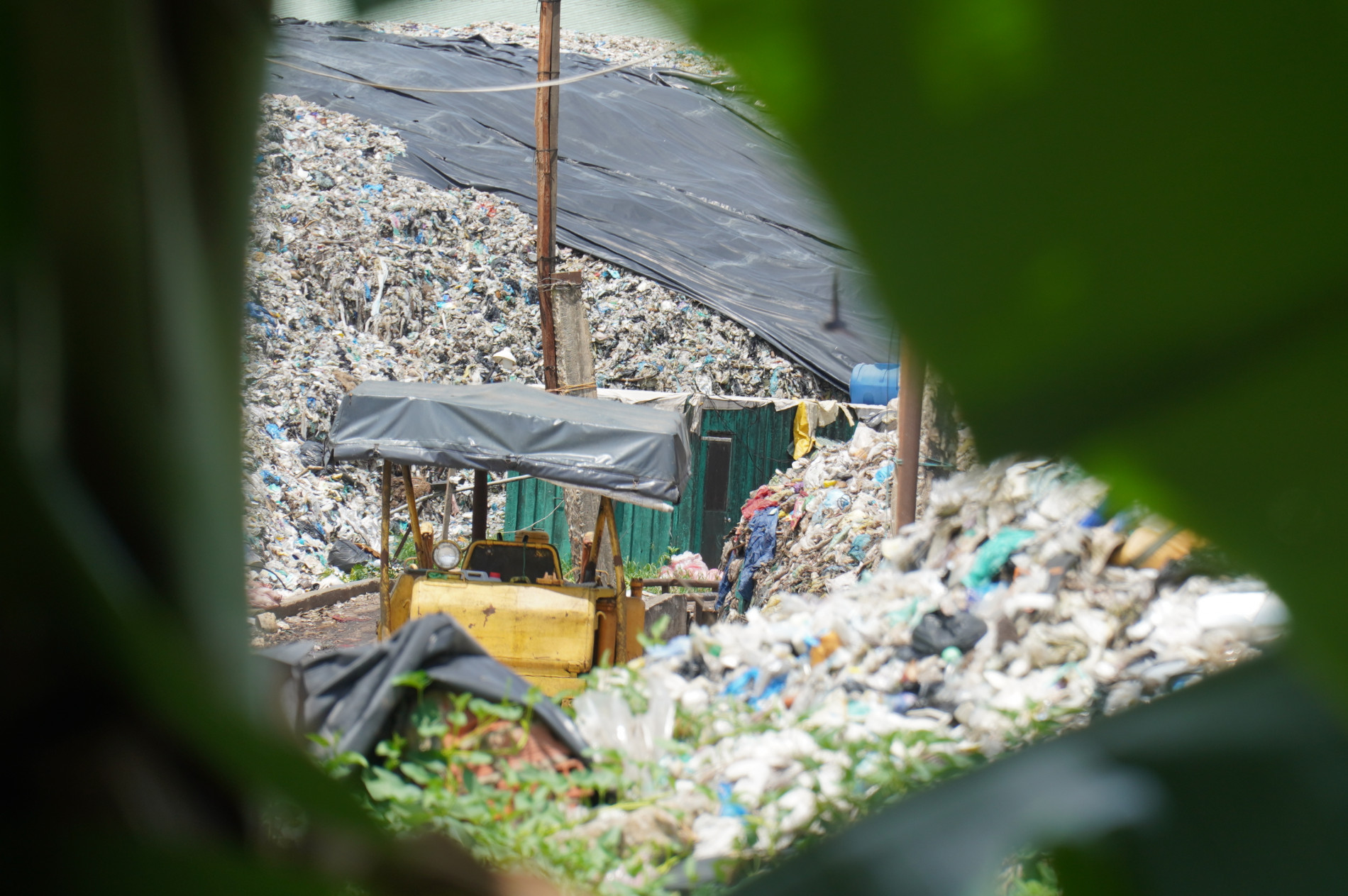 Người dân sống quanh nhà máy xử lý rác kêu trời vì ô nhiễm - Ảnh 1.
