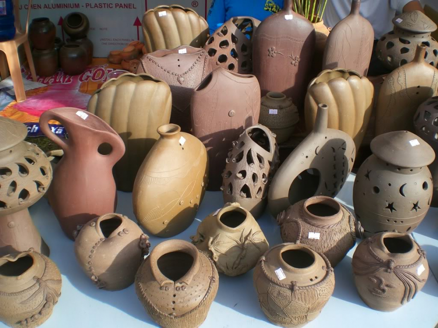 Tại đây, nghề làm gốm được truyền từ đời này sang đời khác, mang theo những bí quyết tạo nên các sản phẩm gốm tinh xảo và bền đẹp.