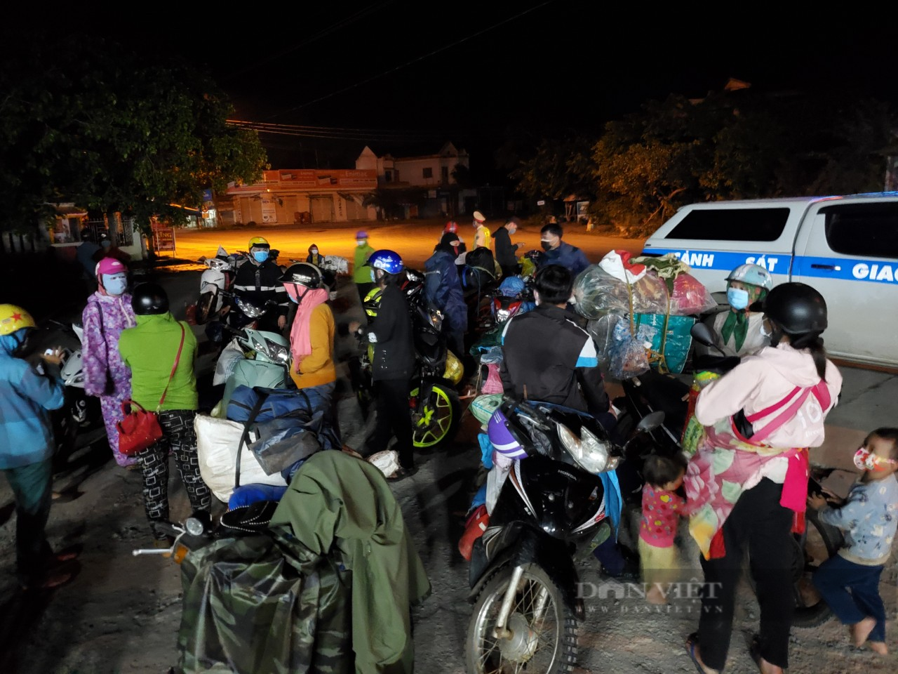 Ảnh: Hàng trăm người dân từ TP.HCM về quê tránh dịch trong đêm - Ảnh 1.