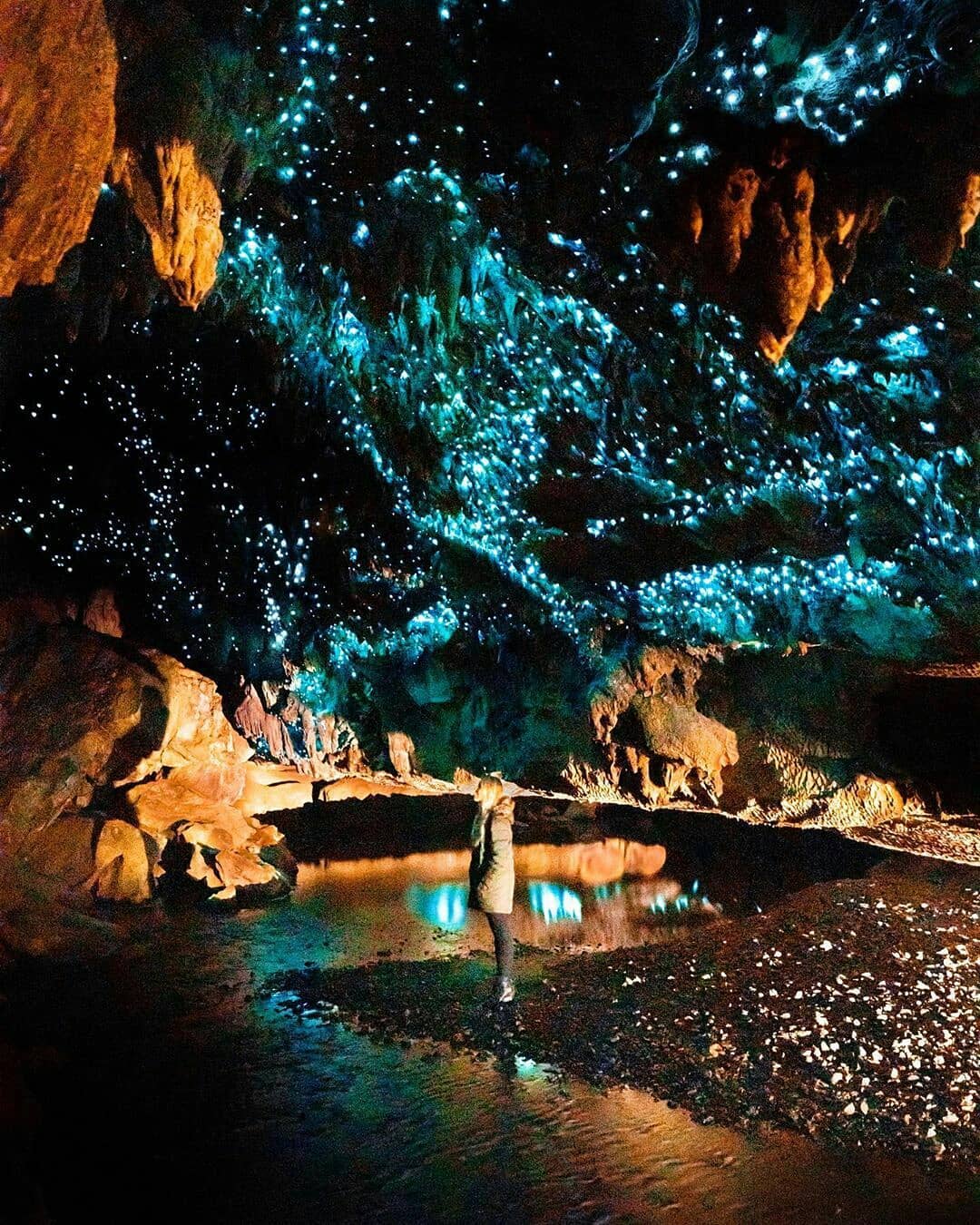 Ở độ sâu hơn 45m trong lòng đất, hang động Waitomo có cấu trúc, hình dáng độc đáo do sự tác động của mẹ thiên nhiên. Ảnh: @v1rtualtravel