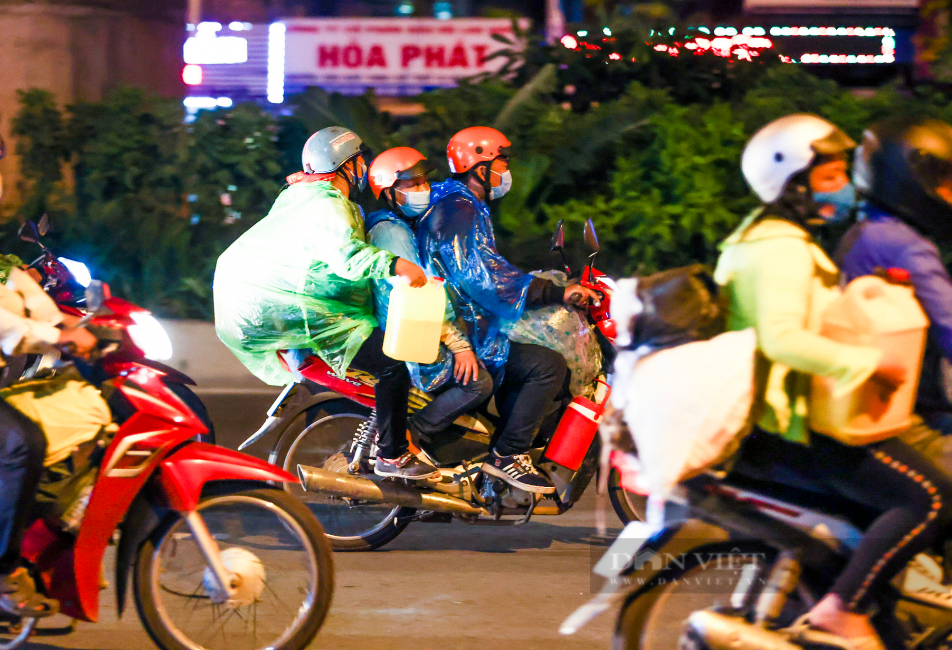 Hàng ngàn người đi xe máy từ phía Nam về quê dồn tới chốt cửa ngõ Hà Nội - Ảnh 10.