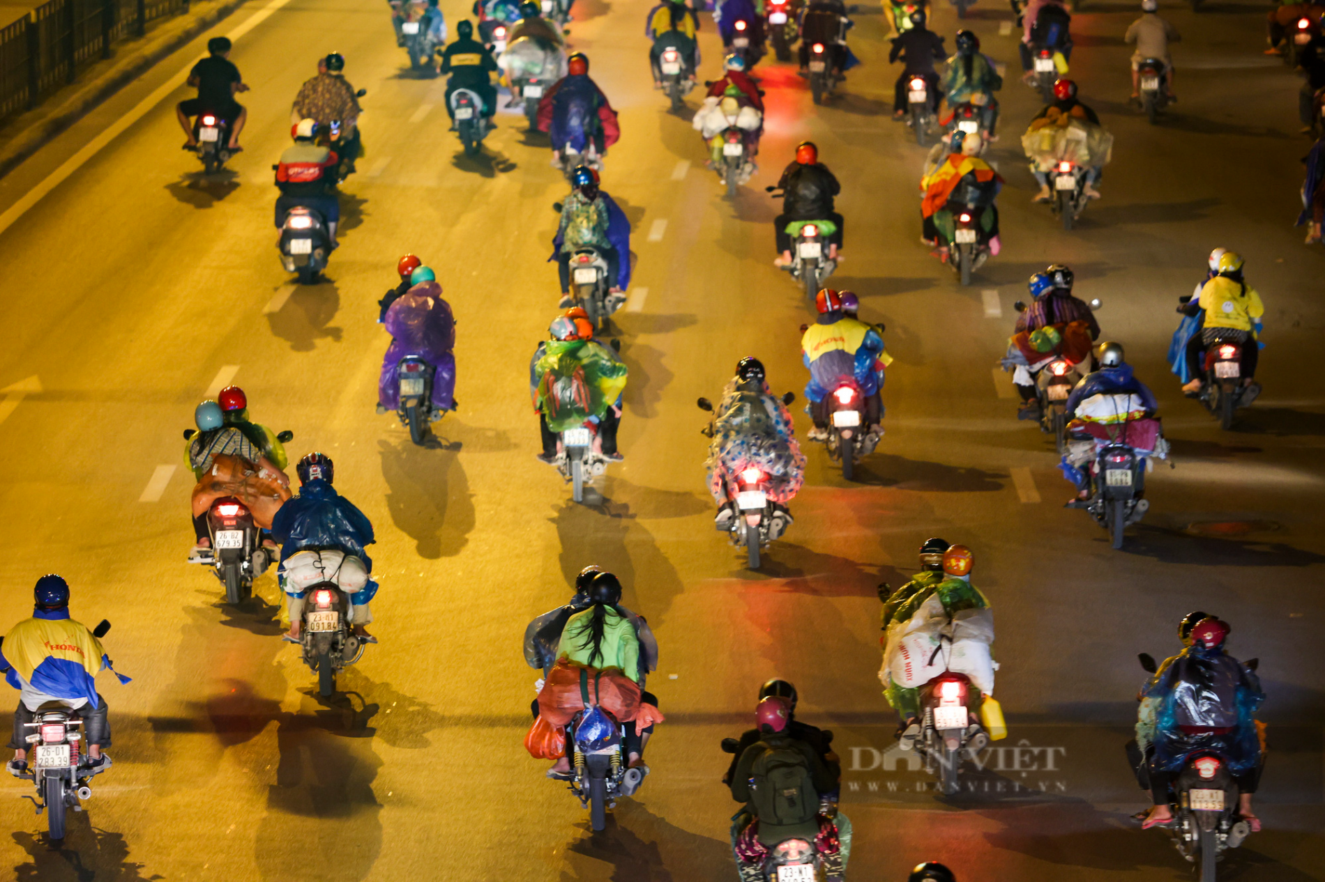 Hàng ngàn người đi xe máy từ phía Nam về quê dồn tới chốt cửa ngõ Hà Nội - Ảnh 11.