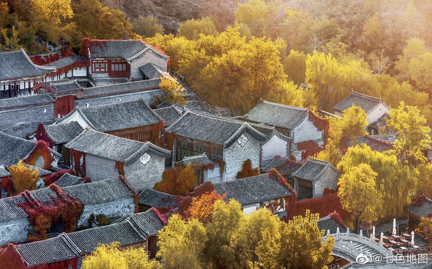 Những ngôi nhà được xây dựng theo kiến trúc cổ của Trung Quốc.