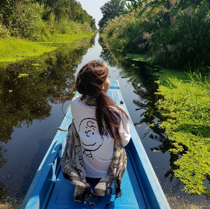 Trải nghiệm ngồi trên những chiếc thuyền vỏ lãi tại rừng U Minh Hạ. Ảnh: @yun_yunnguyen