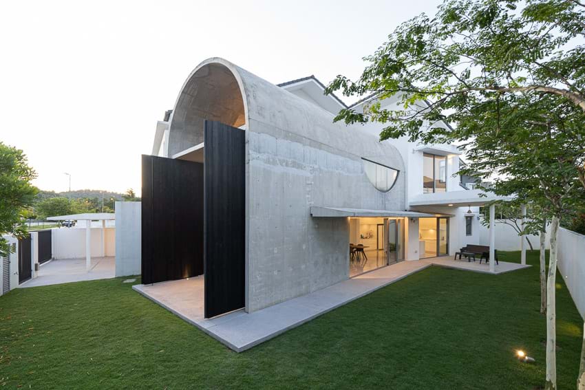 Ngôi nhà với kiến trúc phá cách trông như “hang động” giữa phố đông