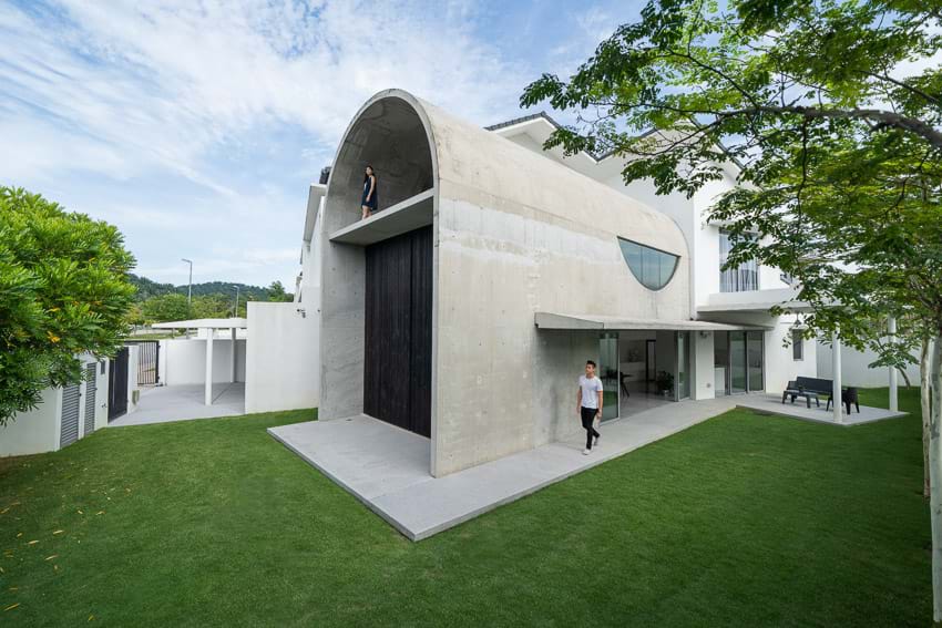 Ngôi nhà với kiến trúc phá cách trông như “hang động” giữa phố đông
