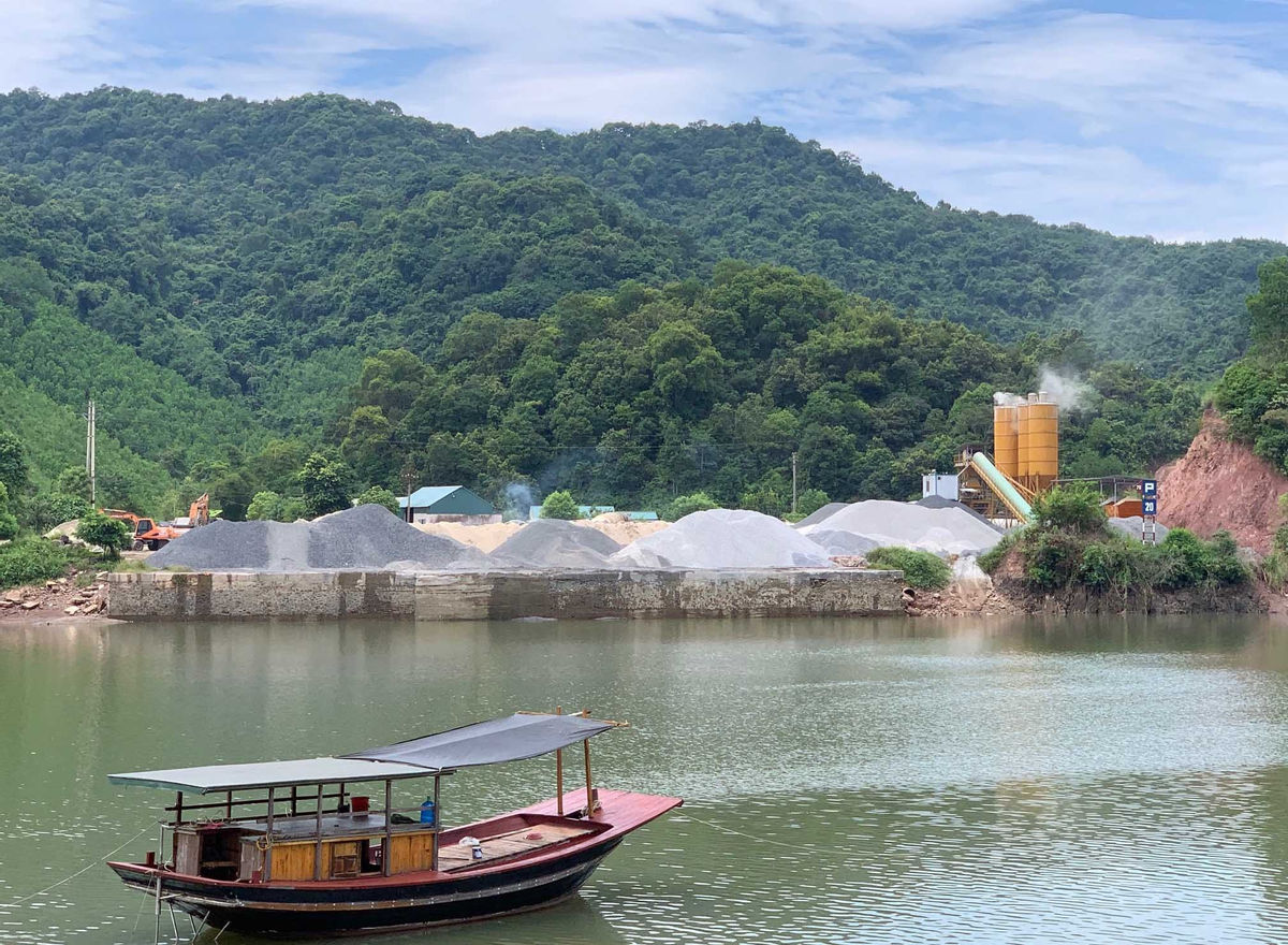 Quảng Ninh: Nhiều trạm trộn bê tông lấn chiếm đất hoạt động gây ô nhiễm sông Tiên Yên