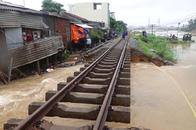 30 m nền đường sắt đoạn qua huyện Bình Sơn bị lũ cuốn trôi hoàn toàn. Ảnh: Thạch Thảo