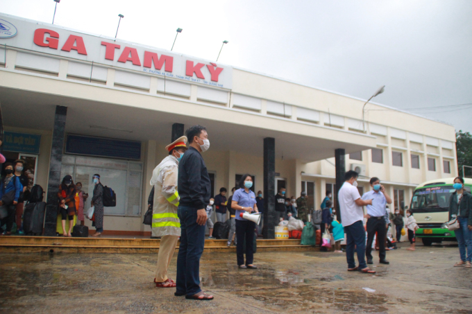 Hành khách xuống ga Tam Kỳ được chuyển vào ga Quảng Ngãi tiếp tục hành trình sáng 24/10. Ảnh: Đắc Thành.