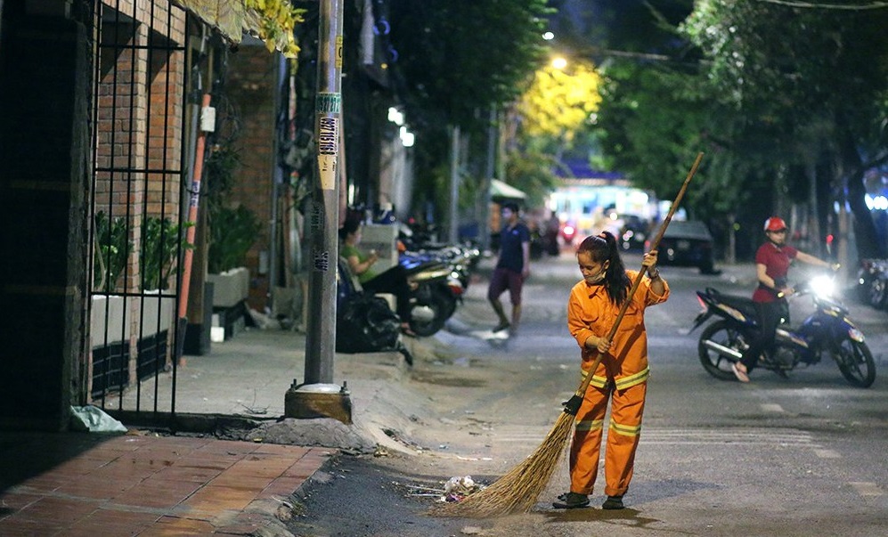 Các hình ảnh người lao công quét rác trên đường phố tuyệt đẹp và đầy ý nghĩa
