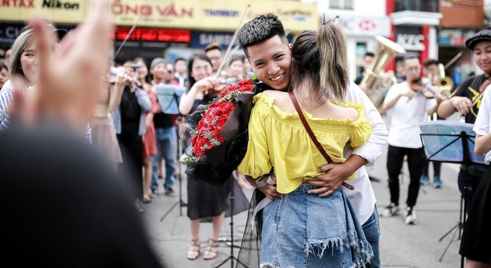 Màn cầu hôn ấn tượng ở phố đi bộ Hà Nội năm 2017. Ảnh: Vietnamnet