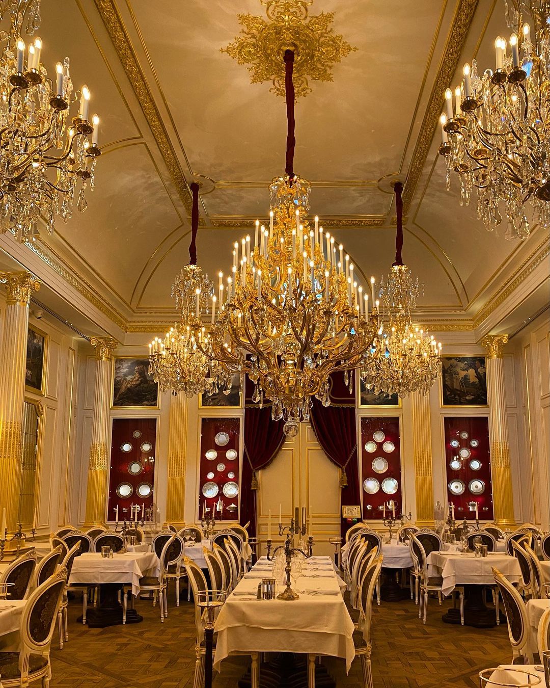Những chiếc đèn chùm mạ vàng, chân nến bằng bạc và những tấm thảm trang trí từ thế kỷ 17... khiến bữa ăn tại nhà hàng trang trọng hơn hẳn. Ảnh: @fionabjr