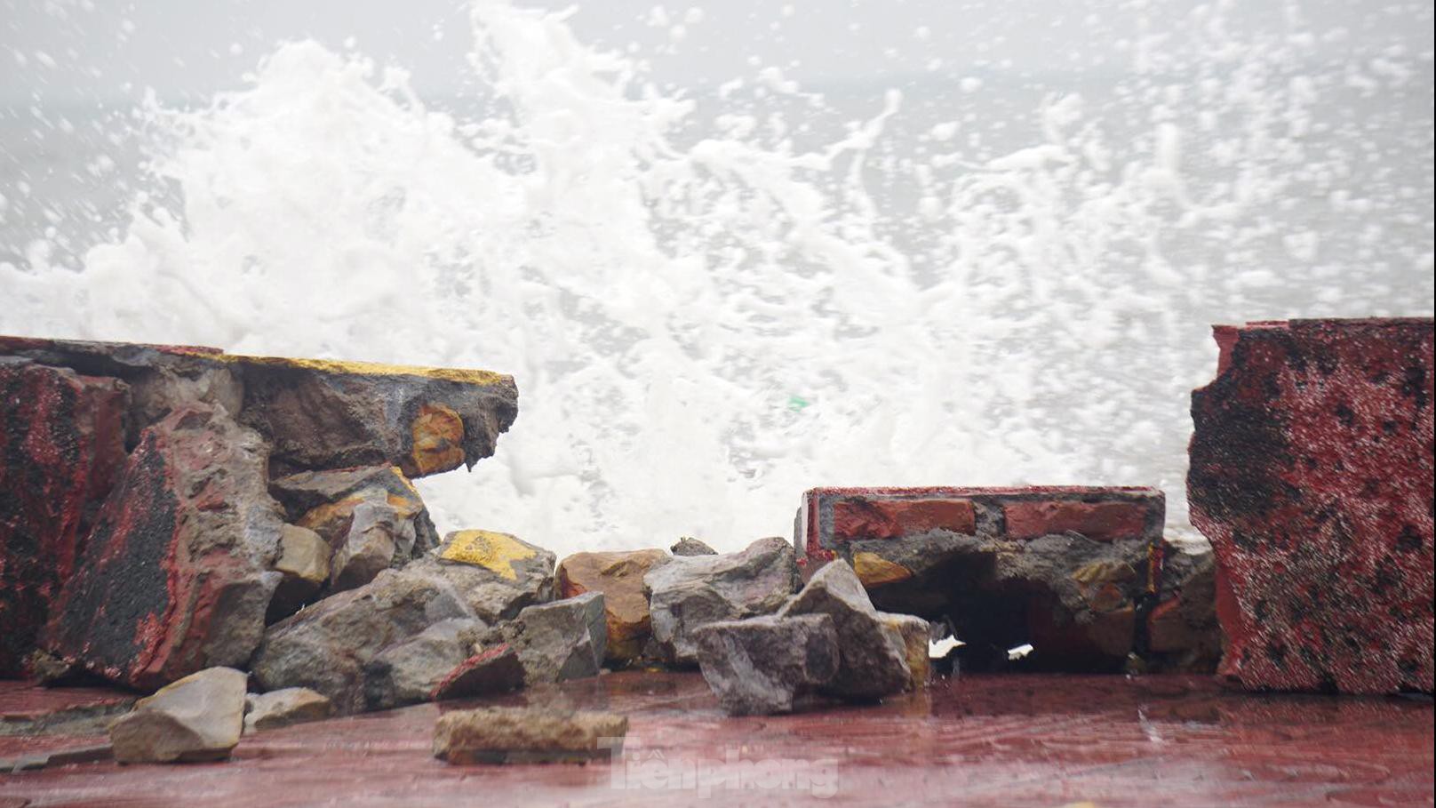 Hàng trăm mét bờ kè biển ở Đồ Sơn bị sóng đánh vỡ vụn ảnh 3