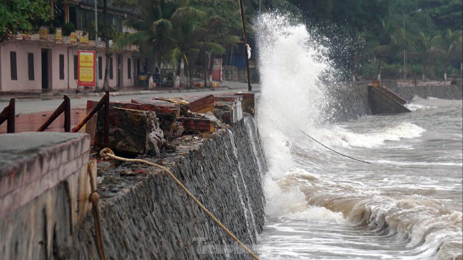 Hàng trăm mét bờ kè biển ở Đồ Sơn bị sóng đánh vỡ vụn ảnh 1
