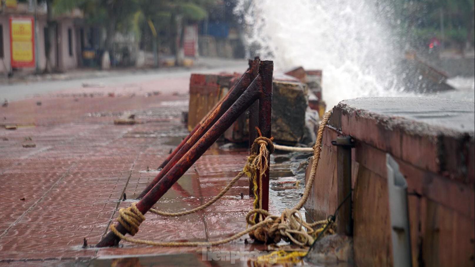 Hàng trăm mét bờ kè biển ở Đồ Sơn bị sóng đánh vỡ vụn ảnh 6