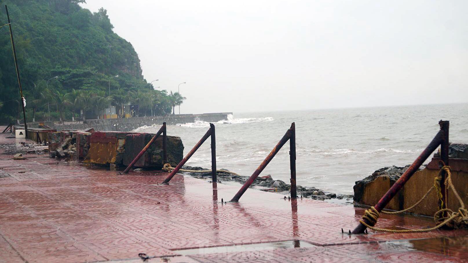 Hàng trăm mét bờ kè biển ở Đồ Sơn bị sóng đánh vỡ vụn ảnh 5