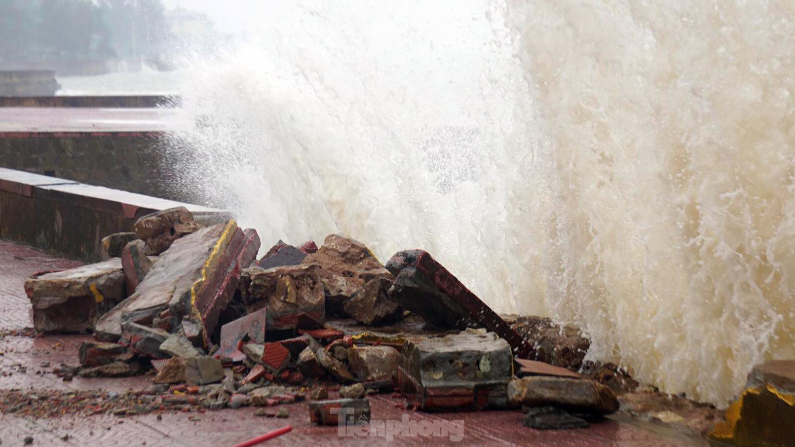 Hàng trăm mét bờ kè biển ở Đồ Sơn bị sóng đánh vỡ vụn ảnh 4