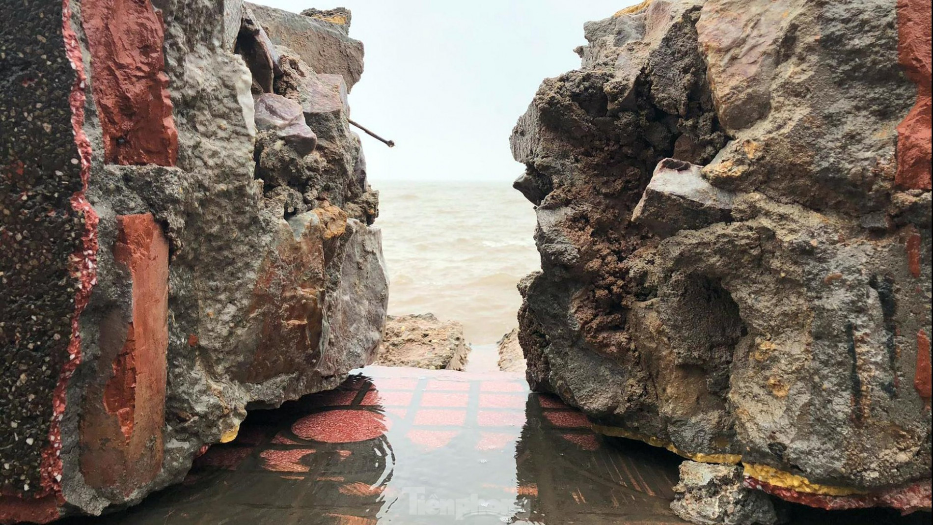 Hàng trăm mét bờ kè biển ở Đồ Sơn bị sóng đánh vỡ vụn ảnh 9
