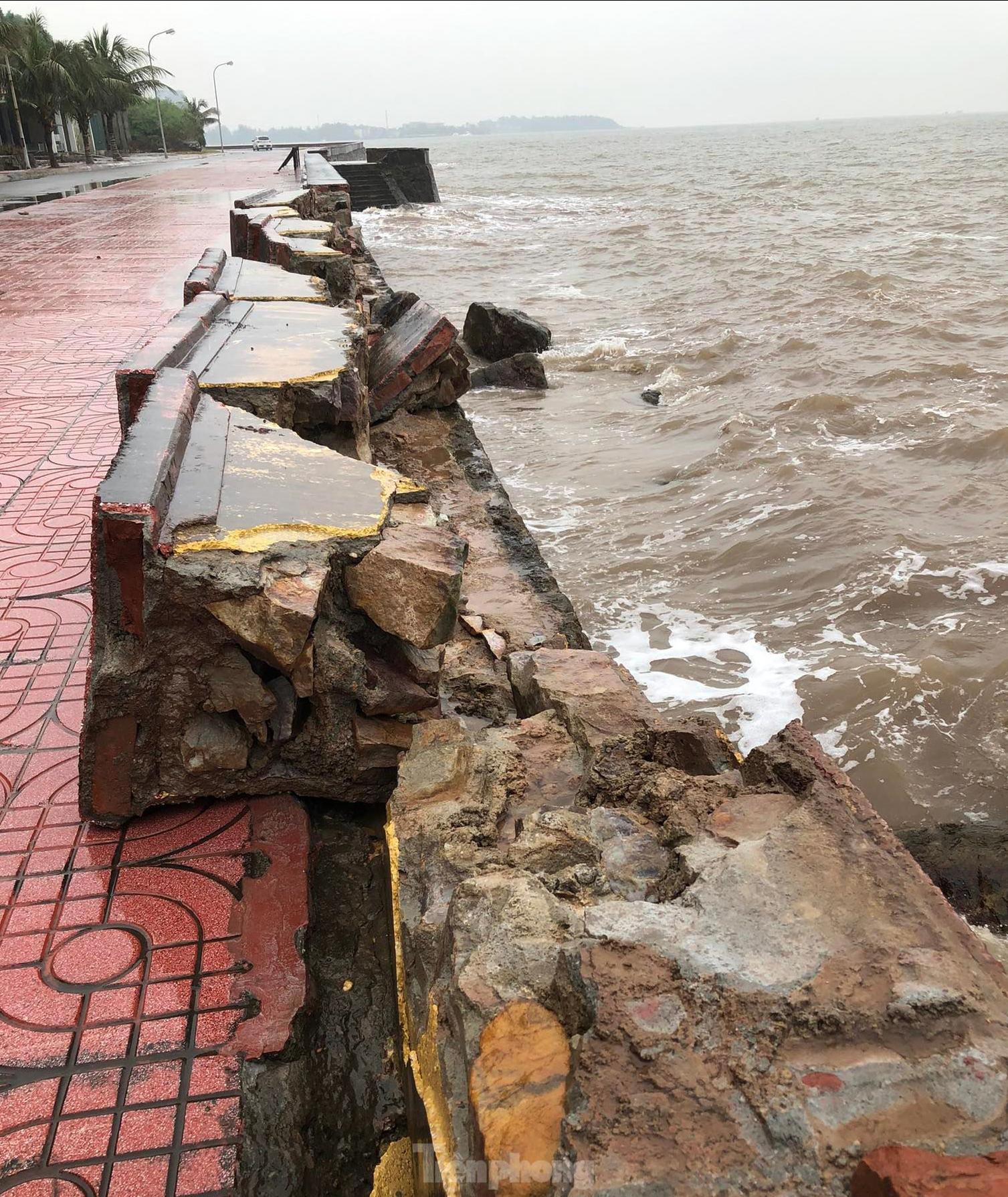 Hàng trăm mét bờ kè biển ở Đồ Sơn bị sóng đánh vỡ vụn ảnh 8