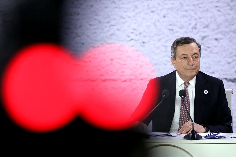 Thủ tướng Italy Mario Draghi tại thượng đỉnh G20 tại Rome ng&amp;agrave;y 31/10 - Ảnh: Bloomberg