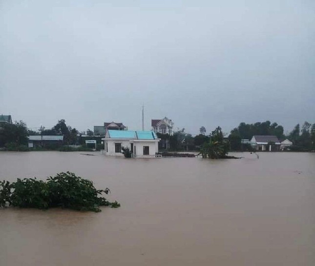 Nước lũ dâng cao ở Quảng Ngãi, hàng trăm nhà dân chìm trong biển nước ảnh 1