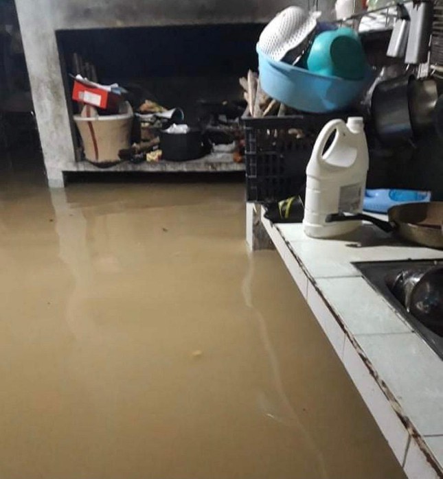 Nước lũ dâng cao ở Quảng Ngãi, hàng trăm nhà dân chìm trong biển nước ảnh 3