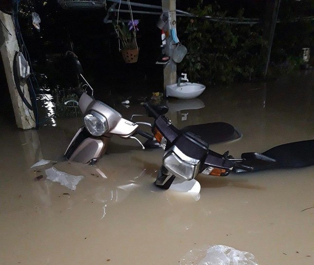 Nước lũ dâng cao ở Quảng Ngãi, hàng trăm nhà dân chìm trong biển nước ảnh 2