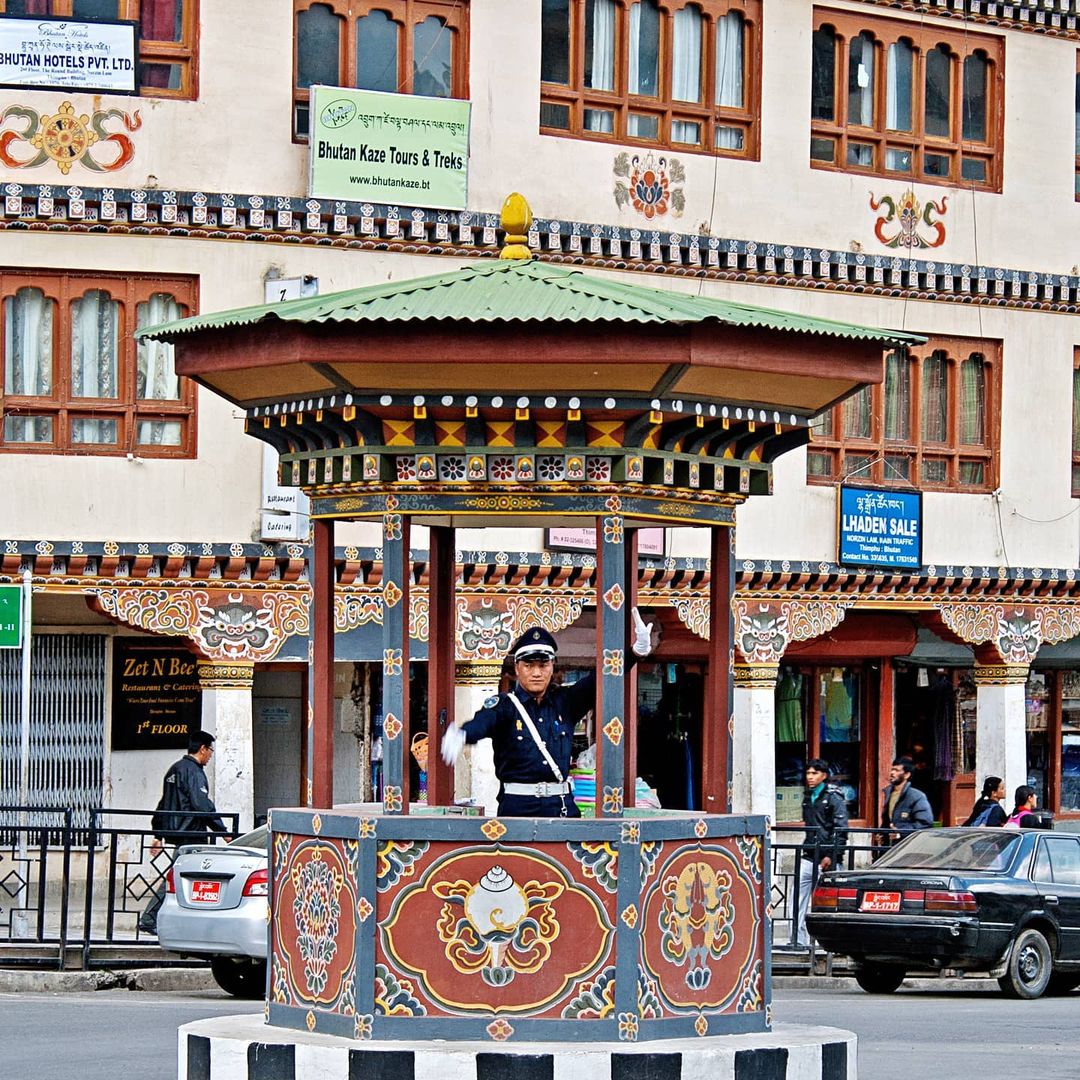 Đây là cách nước Bhutan điều khiển giao thông. Ảnh: @shiftingupagea