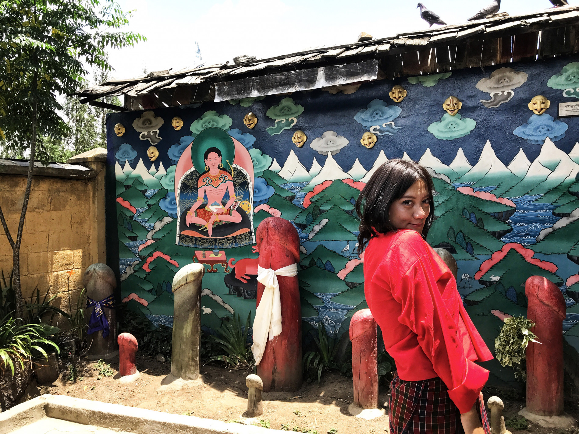 Du khách chụp ảnh với biểu tượng thiêng ở Bhutan