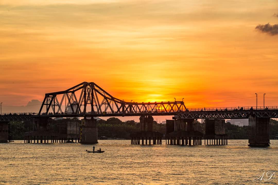 Cầu Long Biên: Hãy khám phá nét đẹp cổ kính của cầu Long Biên - một trong những công trình kiến trúc tiêu biểu của Việt Nam. Được xây dựng từ năm 1899, cầu Long Biên đã trải qua nhiều biến cố lịch sử và là một phần của ký ức tuổi thơ của bao thế hệ người dân Thủ đô.