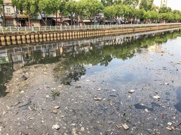 Một đoạn kênh Nhiêu Lộc-Thị Nghè bị ô nhiễm bởi rác thải. Ảnh: Hồng Giang