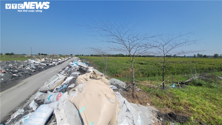 Kinh hãi những bãi thải xỉ nhôm bao vây làng tái chế nhôm lớn nhất miền Bắc - 3