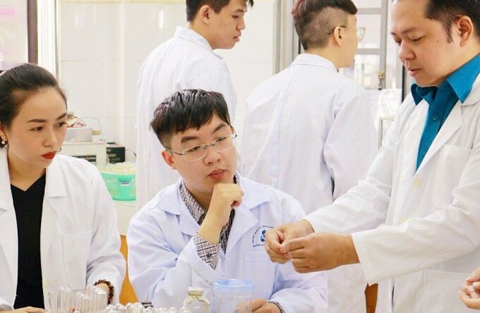 PGS.TS Nguyễn Đình Quân (ngoài cùng bên phải) cùng nhóm nghiên cứu về bùn thải trong phòng thí nghiệm. Ảnh: NVCC