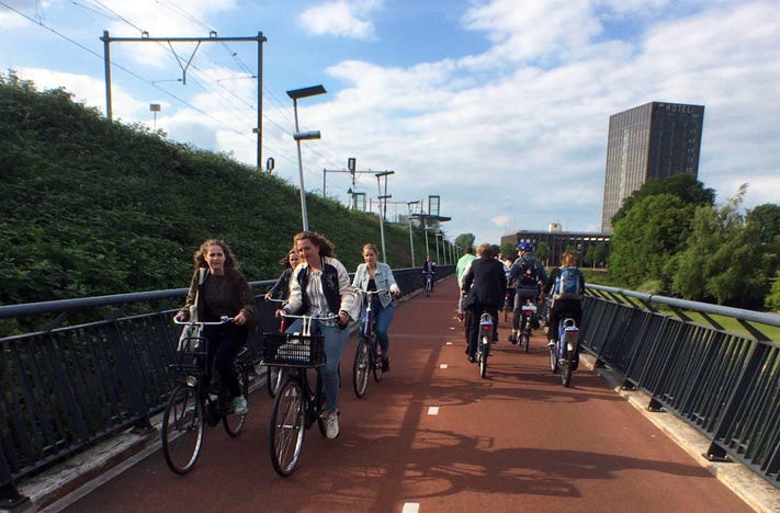 Quy hoạch đô thị: Ô tô phải đi lòng vòng và tốn thời gian hơn xe đạp