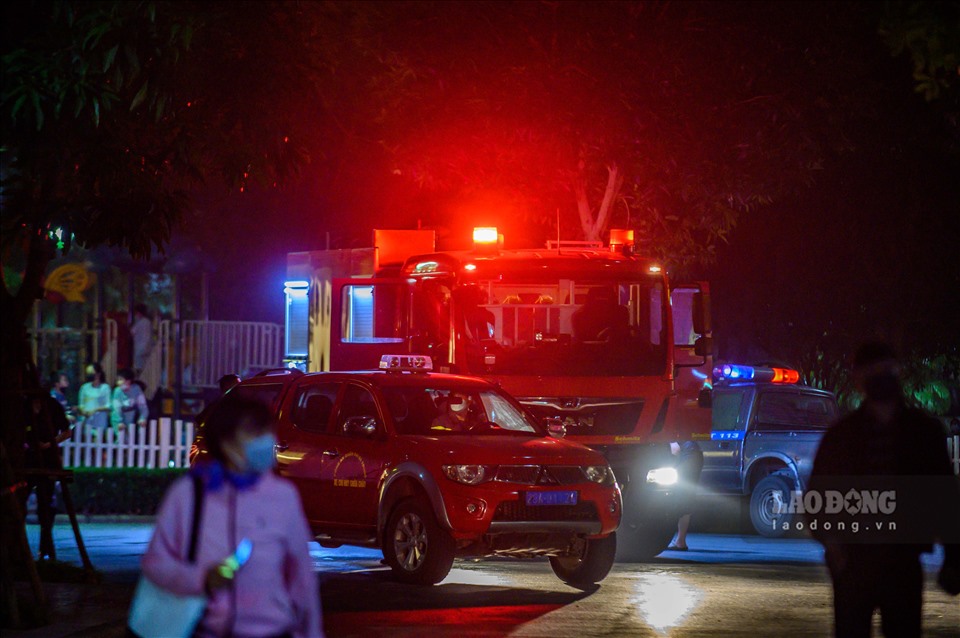 Ghi nhận thực tế, có 6 xe chữa cháy cùng hàng chục cảnh sát PCCC của hai quận Hai Bà Trưng và Hoàng Mai được huy động đến hiện trường.