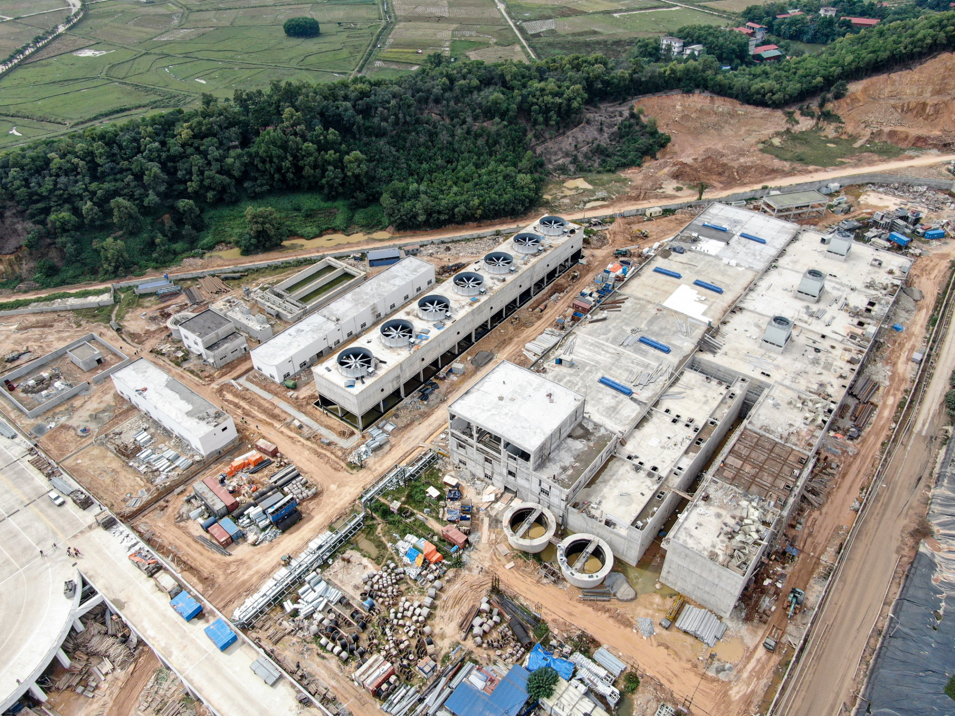 Cận cảnh nhà máy điện rác Sóc Sơn 7.000 tỷ đồng đang chậm tiến độ - Ảnh 2.
