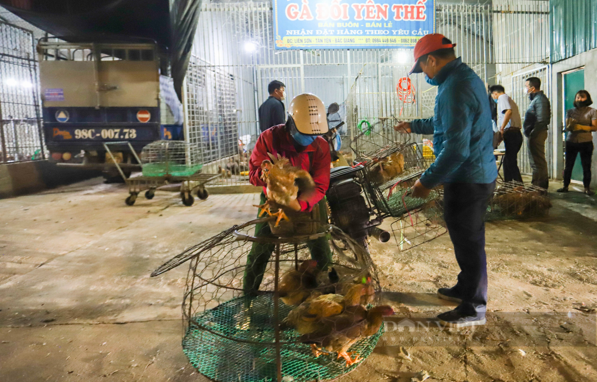 Bắc Giang: Cận cảnh chợ gà đêm Liên Sơn và mong mỏi về một “nơi ở mới” - Ảnh 4.