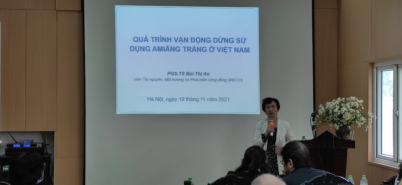 CaptionPGS.TS Bùi Thị An, Viện trưởng Viện Tài nguyên, Môi trường và Phát triển cộng đồng chia sẻ tại hội thảo.