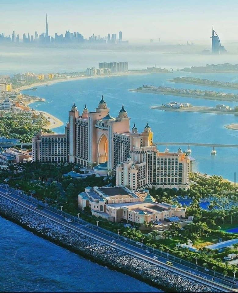 Abu Dhabi mới là thủ đô của UAE và là tiểu vương giàu có nhất quốc gia này.