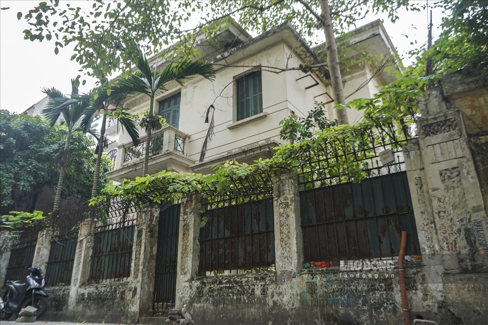 Ngày 25.11, theo ghi nhận của Lao Động, căn biệt thự tại số 12 Nguyễn Chế Nghĩa trong tình trạng cửa đóng, then cài suốt nhiều năm. Mặt tiền của căn nhà bị một hàng bún bên cạnh chiếm dụng để dựng xe đạp, xe máy.