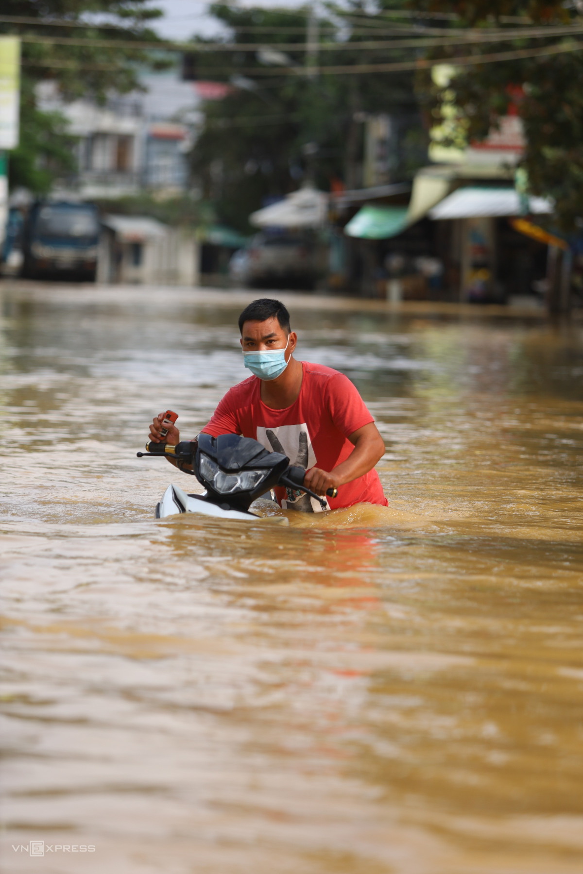Lũ lên nhanh, hơn 8.000 nhà ở Nha Trang ngập