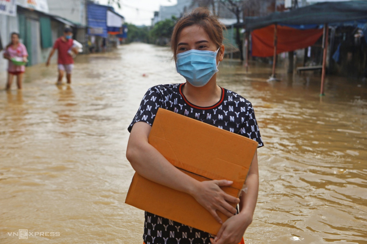 Lũ lên nhanh, hơn 8.000 nhà ở Nha Trang ngập