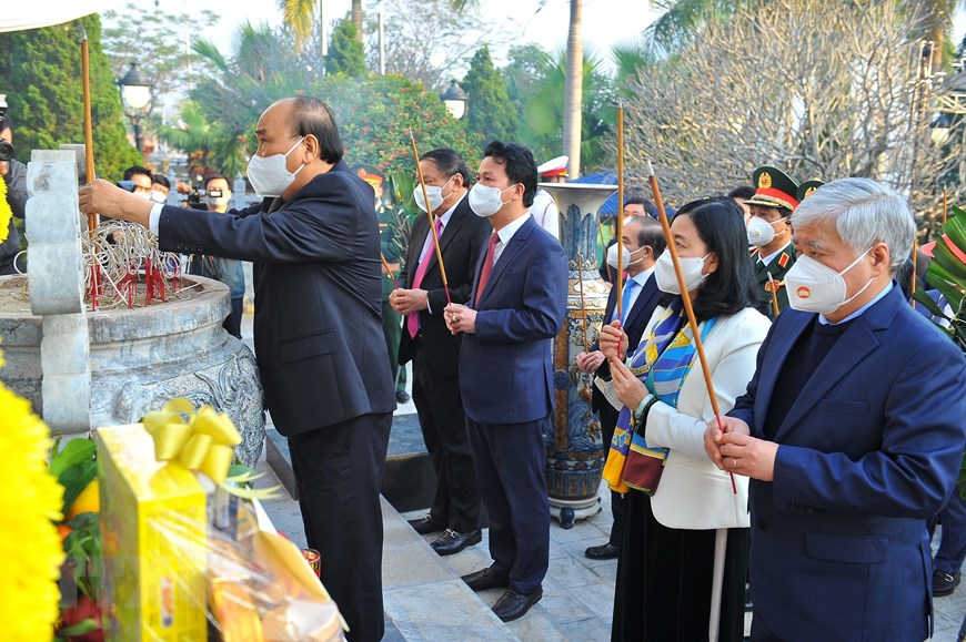 Chủ tịch nước viếng các Anh hùng liệt sỹ tại Nghĩa trang Vị Xuyên | Xã hội | Vietnam+ (VietnamPlus)