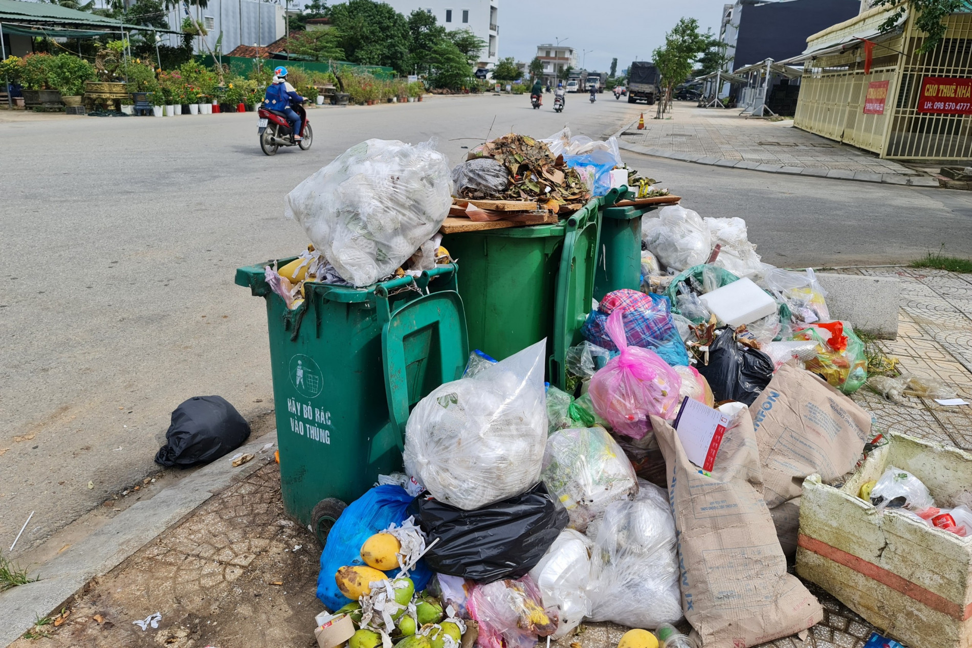 Một hộ dân quyết chặn lối xe thu gom vào bãi, rác thải toàn thành phố ùn ứ - 1
