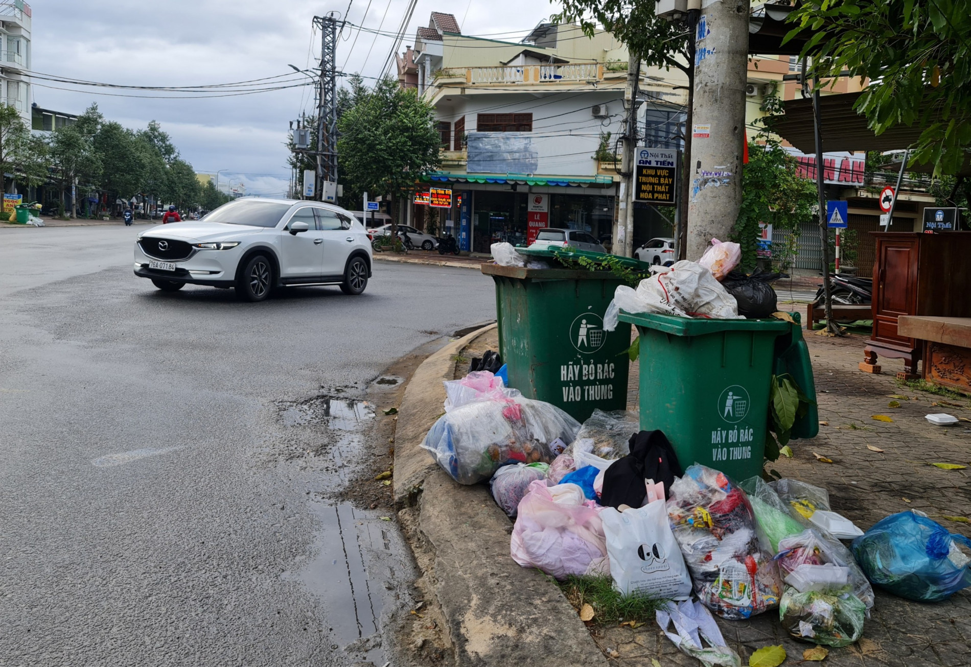 Một hộ dân quyết chặn lối xe thu gom vào bãi, rác thải toàn thành phố ùn ứ - 3