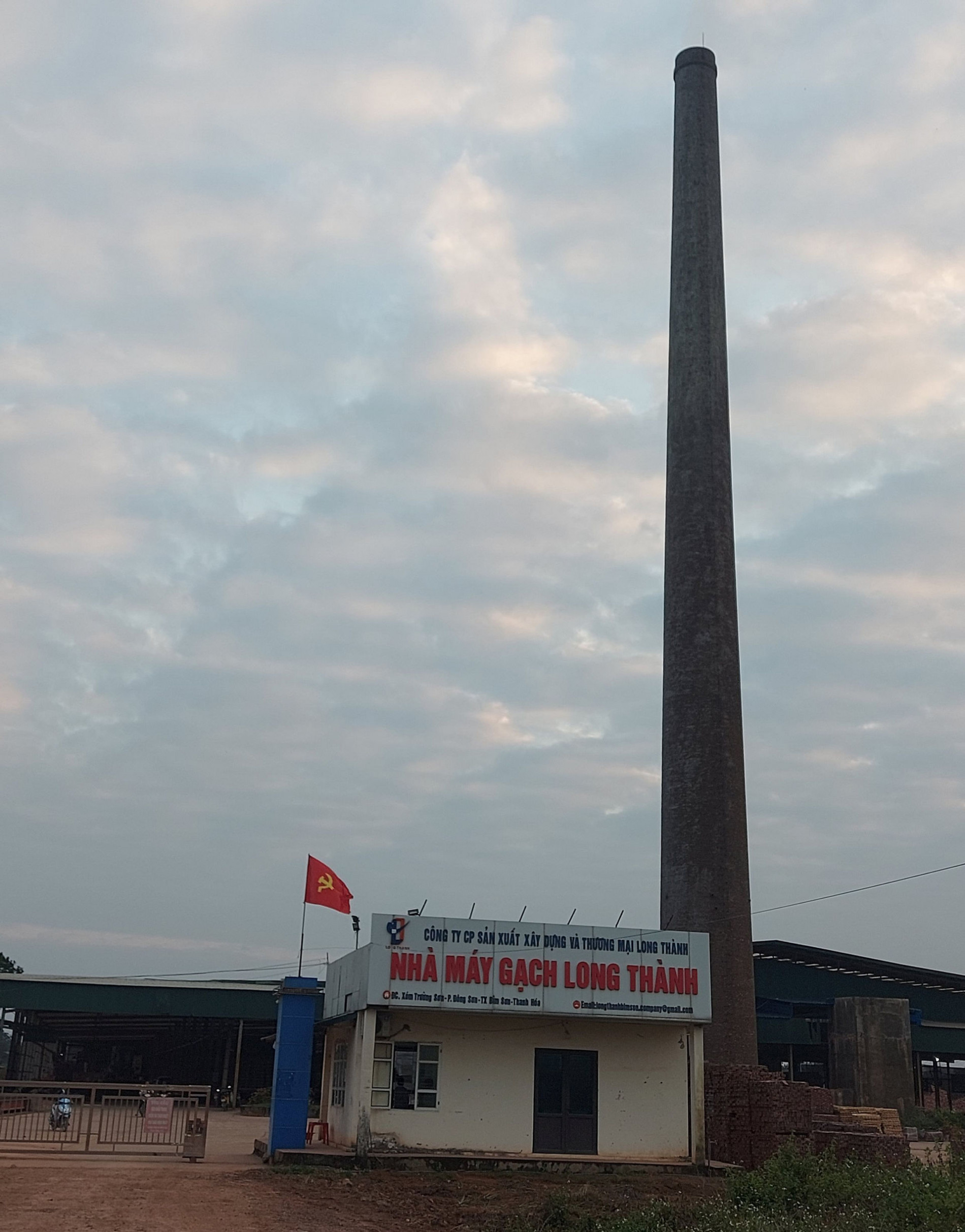 Bỉm Sơn – Thanh Hóa: Xúc đất nông trường đổ vào kho chứa nhà máy gạch